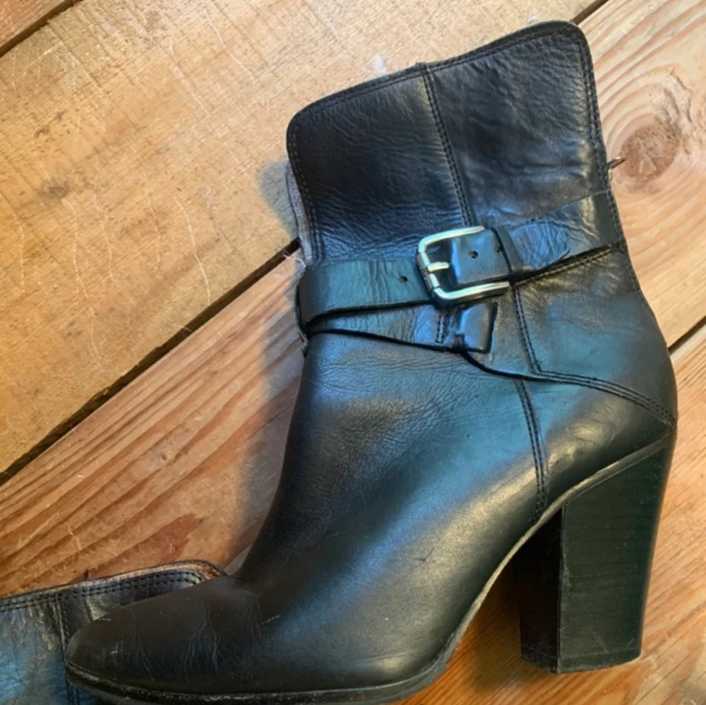 Donald Pliner black leather zip booties